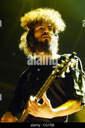 13 août 2007 Raleigh, NC, USA, BRAD DELSON, guitariste du groupe Linkin Park effectue vivre comme les 2007 Projekt Revolution Tour fait un arrêt à Walnut Creek Amphitheatre situé à Raleigh. Copyright 2007 Jason Moore. Crédit obligatoire : Jason Moore Banque D'Images