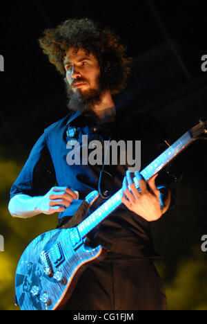 13 août 2007 Raleigh, NC, USA, BRAD DELSON, guitariste du groupe Linkin Park effectue vivre comme les 2007 Projekt Revolution Tour fait un arrêt à Walnut Creek Amphitheatre situé à Raleigh. Copyright 2007 Jason Moore. Crédit obligatoire : Jason Moore Banque D'Images