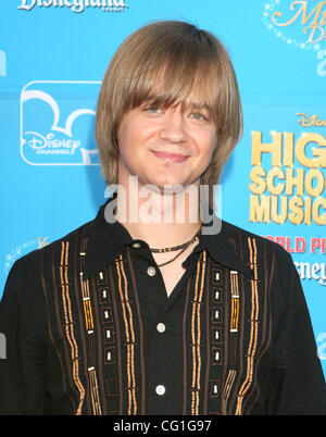 14 août 2007, Anaheim, Californie, USA ; acteur JASON EARLES au 'High School Musical 2' Première mondiale tenue à Disneyland, Anaheim, CA. Crédit obligatoire : Photo par Paul Fenton/ZUMA Press. (©) Copyright 2007 by Paul Fenton Banque D'Images