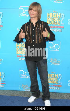 14 août 2007, Anaheim, Californie, USA ; acteur JASON EARLES au 'High School Musical 2' Première mondiale tenue à Disneyland, Anaheim, CA. Crédit obligatoire : Photo par Paul Fenton/ZUMA Press. (©) Copyright 2007 by Paul Fenton Banque D'Images
