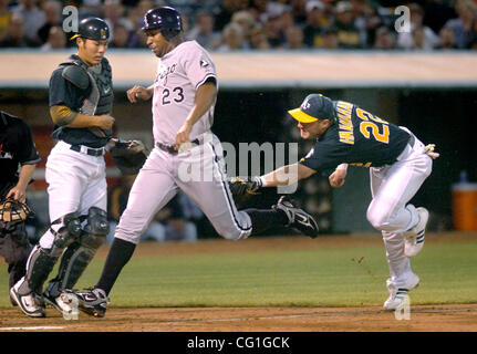 Oakland Athletics Catcher # 12 A.J. Pierzynski (à gauche) observe que les White Sox de Chicago's # 23 Jermaine Dye (centre) est étiqueté par Oakland Athletics # 22 Scott Podsednik (à droite) après avoir été pris dans une liste dans la 5e manche de leur match de baseball à Oakland, Californie, le mardi, 14 août 2007. (Dou Banque D'Images