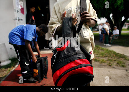 081607 sc a rencontré des sacs à dos (2 de 4) -- 0041372A-Photo de Amanda Voisard/Le Palm Beach Post--pour sc rencontré histoire par Meghan Meyer -Delray-- Jamal Evans, 14 ans, et son frère, Lanard Evans, cq, arrière, 12, à même de s'acquitter de leurs sacs à dos remplis de fournitures scolaires le mercredi matin à l'Delray Beach Carin Banque D'Images