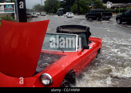 Métro - James Powell conduit sa 1973 Alfa Romeo Spider sortent de l'eau dans le 2600, chemin de noir. Nacodogches à San Antonio le jeudi 16 août 2007. La voiture de Powell calé en haute de l'eau sur son chemin du travail, il realise off les bougies et a été en mesure de déplacer la voiture hors de l'eau. KEVIN GEI Banque D'Images