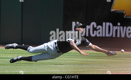 White Sox Jermaine Dye voltigeur de droite ne peut pas arriver à un ballon frappé par Mike Piazza dans la deuxième manche contre les White Sox de Chicago à Oakland, Californie Le mercredi 16 août 2007. Piazza triplé sur le coup. (Nader Khoury/Contra Costa Times) Banque D'Images