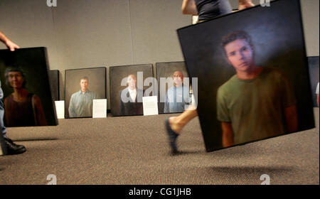 17 août 2007 - Saint Paul, MN, USA - Minnesota native Matthieu Mitchell a organisé les Visages de guerre national 100 portraits d'expérience à la bibliothèque centrale de saint Paul. L'artiste aura les portraits exposés à compter du vendredi jusqu'au 31 août. (Crédit Image : © Elizabeth Flores/Minneapo Banque D'Images