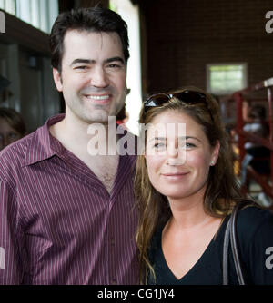 Aug 19, 2007 - Des Moines, IA, USA - Acteurs RON LIVINGSTON et MAURA TIERNEY en Iowa, au nom de la Coalition créative (TCC), un organisme à but non lucratif, non partisane et politique sociale de l'organisation de défense des intérêts de l'industrie des arts et du divertissement, visiter la foire de l'état de l'Iowa. Une tradition depuis 1854 et estimé Banque D'Images