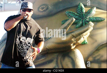 18 août 2007 - San Francisco, CA, USA - Rapper Sen Dog effectue avec son groupe Cypress Hill Samedi, 18 août 2007, au cours de l'Rock The Bells festival hip-hop à McCovey Cove à San Francisco, Californie (Image Crédit : © Ron Lewis/San Mateo County Times/ZUMA Press) Banque D'Images