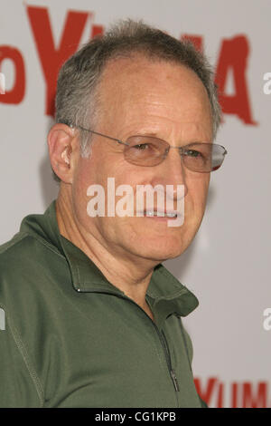 Aug 21, 2007 ; Los Angeles, Californie, USA ; producteur Michael Mann au '310 à Yuma' Los Angeles Premiere tenue au Théâtre National, Mann Westwood. Crédit obligatoire : Photo par Paul Fenton/ZUMA Press. (©) Copyright 2007 by Paul Fenton Banque D'Images