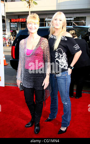 23 août 2007 - Hollywood, CA, USA - DEE WALLACE et sa fille Gabrielle STONE arrivant à la première mondiale du film "Halloween" tenue au Grauman's Chinese Theatre à Hollywood. (Crédit Image : © Camilla Zenz/ZUMA Press) Banque D'Images