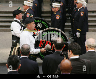 Aug 24, 2007 - New York, NY, USA - FDNY drummers à pied le long de la 5e Avenue à l'enterrement du FDNY fighter ROBERT BEDDIA tenue à la Cathédrale St Patrick. Beddia a perdu la lutte contre un incendie Alarme 7 à la Deutsche Bank Building près du World Trade Center. (Crédit Image : © Nancy/Kaszerman ZUMA Press) Banque D'Images