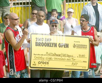 25 août 2007 - New York, New York, États-Unis - 2e beach-volley AVP tour tenue à Coney Island Brooklyn top joueurs de partout dans le pays font concurrence aux prix en argent au New Jersey. New Jersey Nets propriétaire Bruce Ratner et filets un joueur Vince Carter présent te gagnant un chèque de 8 000 8- 25- 07 . - Banque D'Images