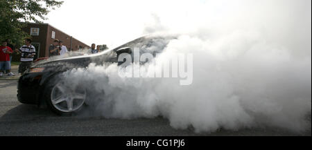 25 août 2007 - West Babylon, New York, USA - NRG Tech est ground zero pour une manifestation lors de laquelle des centaines d'amateurs de course à partir du nord-est de recueillir. L'activité considérée ici est appelé 'burnout." Le concours est un rituel dans lequel l'arrière des voitures concurrentes ont lieu en altitude tandis que leurs conducteurs spi Banque D'Images