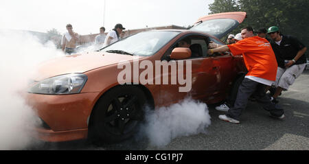 25 août 2007 - West Babylon, New York, USA - NRG Tech est ground zero pour une manifestation lors de laquelle des centaines d'amateurs de course à partir du nord-est de recueillir. L'activité considérée ici est appelé 'burnout." Le concours est un rituel dans lequel l'arrière des voitures concurrentes ont lieu en altitude tandis que leurs conducteurs spi Banque D'Images