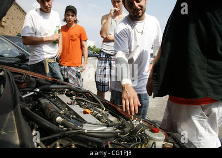 25 août 2007 - West Babylon, New York, USA - NRG Tech est ground zero pour une manifestation lors de laquelle des centaines d'amateurs de course à partir du nord-est de recueillir. L'activité considérée ici est appelé 'burnout." Le concours est un rituel dans lequel l'arrière des voitures concurrentes ont lieu en altitude tandis que leurs conducteurs spi Banque D'Images