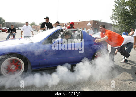 25 août 2007 - West Babylon, New York, USA - NRG Tech est ground zero pour une manifestation lors de laquelle des centaines d'amateurs de course à partir du nord-est de recueillir. L'activité considérée ici est appelé 'burnout." Le concours est un rituel dans lequel l'arrière des voitures concurrentes ont lieu en altitude tandis que leurs conducteurs spi Banque D'Images