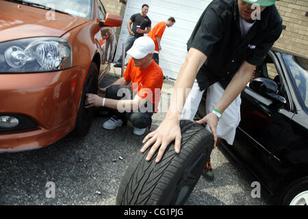 25 août 2007 - West Babylon, New York, USA - NRG Tech est ground zero pour une manifestation lors de laquelle des centaines d'amateurs de course à partir du nord-est de recueillir. L'activité considérée ici est appelé 'burnout." Le concours est un rituel dans lequel l'arrière des voitures concurrentes ont lieu en altitude tandis que leurs conducteurs spi Banque D'Images
