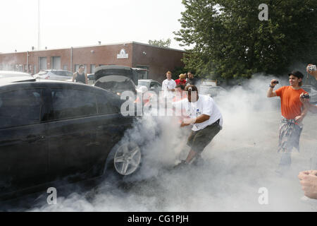 25 août 2007 - West Babylon, New York, USA - NRG Tech est ground zero pour une manifestation lors de laquelle des centaines d'amateurs de course à partir du nord-est de recueillir. L'activité considérée ici est appelé 'burnout." Le concours est un rituel dans lequel l'arrière des voitures concurrentes ont lieu en altitude tandis que leurs conducteurs spi Banque D'Images