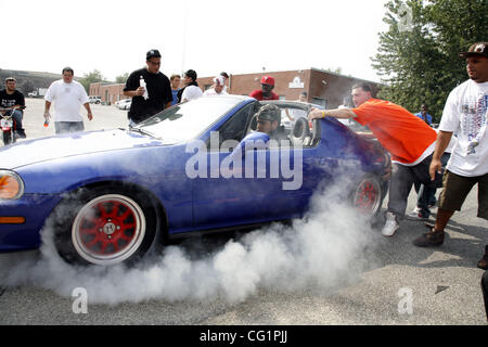 25 août 2007 - West Babylon, New York, USA - NRG Tech est ground zero pour une manifestation lors de laquelle des centaines d'amateurs de course à partir du nord-est de recueillir. L'activité considérée ici est appelé 'burnout." Le concours est un rituel dans lequel l'arrière des voitures concurrentes ont lieu en altitude tandis que leurs conducteurs spi Banque D'Images