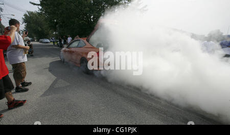 25 août 2007 - West Babylon, New York, USA - NRG Tech est ground zero pour une manifestation lors de laquelle des centaines d'amateurs de course à partir du nord-est de recueillir. L'activité considérée ici est appelé 'burnout." Le concours est un rituel dans lequel l'arrière des voitures concurrentes ont lieu en altitude tandis que leurs conducteurs spi Banque D'Images