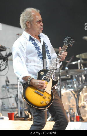 Aug 27, 2007 - Raleigh, NC, USA - Le guitariste Mick Jones du groupe étranger effectue vivre comme il y a 2007 tour fait un arrêt à Walnut Creek Amphitheatre situé à Raleigh. Copyright 2007 Jason Moore. Crédit obligatoire : Jason Moore Banque D'Images