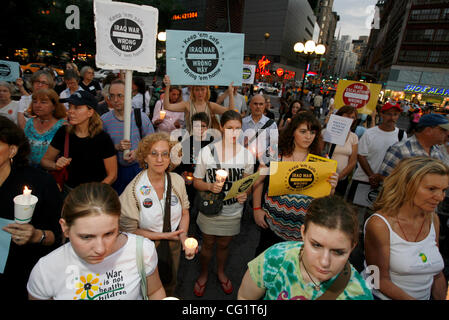 Aug 28, 2007 - Manhattan, NY, USA - New-yorkais participer à un 'Stand Up en septembre' vigil organisé par MoveOn.org d'exhorter les membres du Congrès pour s'opposer à l'administration Bush le mois prochain en vue de mettre fin immédiatement à la guerre en Irak. Les manifestants tenir signes et allumer des bougies à Union Square Banque D'Images