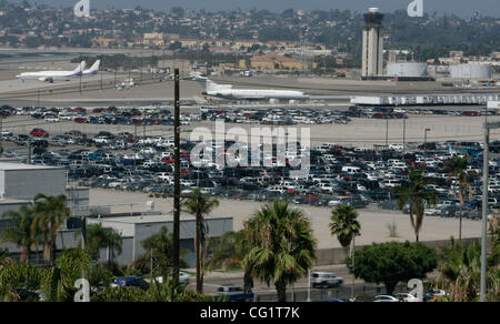 28 août 2007, San Diego, Californie, USA. Grand parking de voitures à droite est le domaine, fonctionnaires de l'aéroport l'espoir d'utiliser pour le prochain cycle d'expansion pour Lindberg Field mardi matin à San Diego, Californie. Fonctionnaires de l'aéroport sont l'espoir de soulager la congestion le long Harbour Drive dans le Banque D'Images