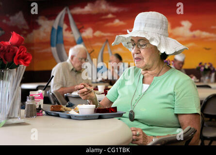 Le 28 août 2007, Oceanside, California, USA SORAIDA SISNEROS (CQ) apprécie son déjeuner à l'Oceanside Senior Centre Crédit obligatoire : photo par Charlie Neuman, San Diego Union-Tribune/Zuma Press. copyright 2007 San Diego Union-Tribune Banque D'Images