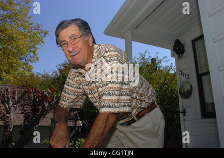 L'ancien joueur américain de baseball haute Alameda Bob Brown, qui a joué brièvement dans l'organisation, examine son quartier Alameda, Californie mardi, 23 août, 2007. (Sherry LaVars/Contra Costa Times) Banque D'Images