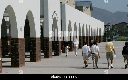 29 août 2007, Chula Vista, Californie, USA. Les étudiants auront reçu leurs livres et se préparer pour l'année à venir à Mater Dei High School durant l'orientation mercredi, à Chula Vista, en Californie.  Crédit obligatoire : photo par Eduardo Contreras/San Diego Union-Tribune/Zuma Press. copyright 200 Banque D'Images