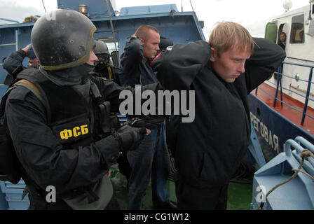 La lutte contre la formation des gardes-côtes russes FSB et spéciaux - Service fédéral de sécurité (KGB) forces de l'unité. Sur la photo - bateau de la Garde côtière canadienne. La garde côtière russe avec la lutte contre les terroristes et d'intrusions sur la mer. Banque D'Images