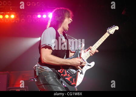 Aug 30, 2007 - Fayetteville, NC, USA - WARREN DEMARTINI, guitariste du groupe Ratt effectue vivre comme il y a 2007 tour fait une halte à la Crown Coliseum situé à Fayetteville. Copyright 2007 Jason Moore. Crédit obligatoire : Jason Moore Banque D'Images