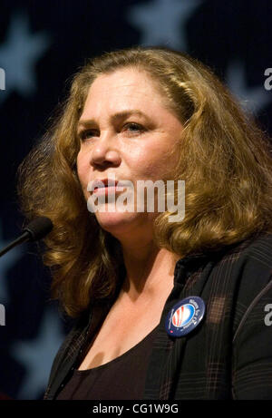 L'actrice Kathleen Turner parle au nom de le candidat démocrate Barack Obama lors de l'assemblée annuelle du comté de Spartanburg barbecue démocratique et Rassemblement à Spartanburg, Caroline du Sud le jeudi 30 août 2007. Banque D'Images