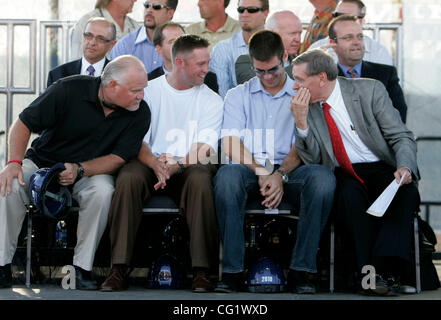 Aug 30, 2007 - Minneapolis, MN, USA - commissaire de la Ligue Majeure de Baseball Bud Selig, droit, partage un rire avec les joueurs des Twins de Minnesota Joe Mauer, de droite à gauche, Michael Cuddyer Ron Gardenhire et gestionnaire des jumeaux jumeaux pendant la cérémonie d'inauguration du Stade de jeudi. (Crédit Image : © Minneapoli Banque D'Images