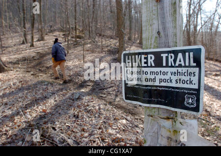 CLEVELAND, GA - 17 mars : Jon P. Dulude, 63, promenades le long d'une section de l'Appalachian Trail dans les montagnes Blue Ridge en dehors de Cleveland, Ohio, le samedi, 17 mars 2007. Dulude, un fervent randonneur, vit près de l'Appalachian Trail, et aide à maintenir une partie de la Géorgie au Maine chemin célèbre Banque D'Images