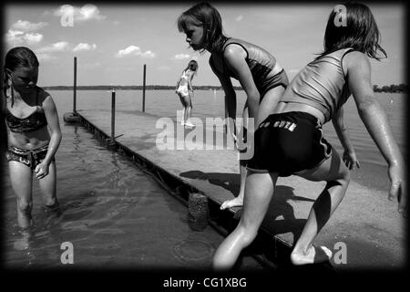 Buffalo, MN 6/17/20003 le Durst de quadruplés, 10 ans, Calli Kristine, Kendra Nicole, Sarah Elizabeth, et Megan Marie, chercher des ménés au lac Pulaski, sur une chaude journée d'été en 2003. (Crédit Image : © Minneapolis Star Tribune/ZUMA Press) Banque D'Images