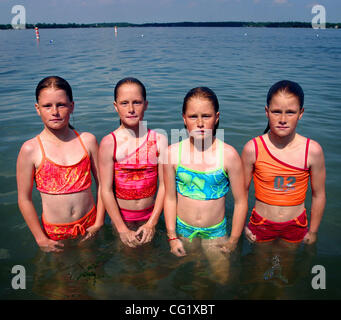 Buffalo, MN 6/17/20003 le Durst de quadruplés, 10 ans, Calli Kristine, Sarah Elizabeth, Kendra et Megan Nicole Marie, au lac Pulaski, sur une chaude journée d'été en 2003. (Crédit Image : © Minneapolis Star Tribune/ZUMA Press) Banque D'Images