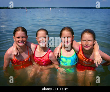 Buffalo, MN 6/17/20003 le Durst de quadruplés, 10 ans, Calli Kristine, Sarah Elizabeth, Kendra et Megan Nicole Marie, au lac Pulaski, sur une chaude journée d'été en 2003. (Crédit Image : © Minneapolis Star Tribune/ZUMA Press) Banque D'Images