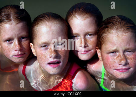 Buffalo, MN 6/17/20003 le Durst de quadruplés, 10 ans, Calli Kristine, Sarah Elizabeth, Megan et Kendra, Marie Nicole au lac Pulaski, sur une chaude journée d'été en 2003. (Crédit Image : © Minneapolis Star Tribune/ZUMA Press) Banque D'Images