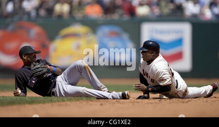 SAN FRANCISCO, CA - 9 mai : Giants de San Francisco Barry Bonds est éjectée au 2ème comme Mets de New York Jose Reyes tag s'applique dans la 4e manche à ATT Park à San Francisco, en Californie, le mercredi 9 mai 2007. Sacramento Bee / Photo Paul Kitagaki Jr. Banque D'Images