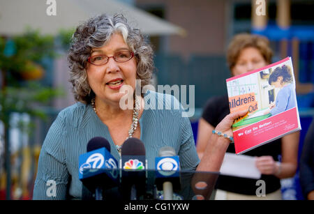 Deuxième - Patty Siegel, directeur exécutif de la Californie Child Care Resource and Referral Network, soutient le rapport lors d'une conférence de presse Le mercredi 25 avril 2006, à l'École de l'arbre de la découverte au centre-ville de Sacramento, avant d'exhorter les législateurs et le gouverneur d'accroître le financement pour les inspections t Banque D'Images