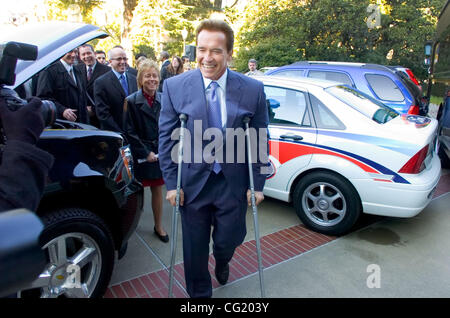 Le gouverneur Arnold Schwarzenegger signe un ordre exécutif créant le premier standard à faible teneur en carbone des carburants pour le transport, le jeudi 18 janvier 2007, lors d'une cérémonie à l'ouest pas de la State Capitol. En 2020, la norme permettra de réduire l'intensité carbone de l'v Banque D'Images