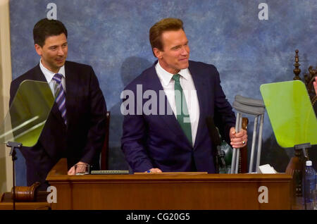 Le président de l'Assemblée, Fabian Nunez, Gauche, maline comme gouverneur de la Californie, Arnold Schwarzenegger conclut son état de l'État adresse, le mardi 9 janvier 2007. Sacramento Bee/ Brian Baer Banque D'Images