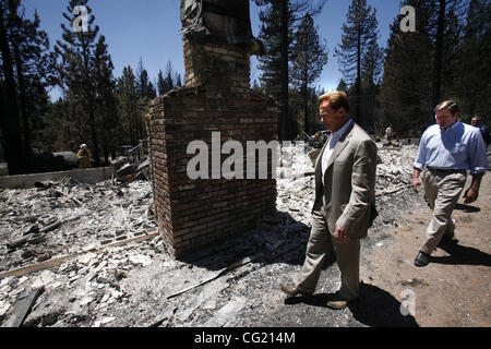 California Gov. Arnold Schwarzenegger, à gauche, le lieutenant-gouverneur. John Garamendi, centre, vue d'un bur pas home sur voir cercle.. Photo prise à l'Angora fire le 27 juin 2007 Piscine/ Sacramento Bee Bryan Patrick Tahoe fire feu Angora Banque D'Images