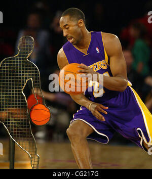 Kobe Bryant fait son chemin autour de pendant le Défi des compétences Playstation compétition à la Thomas Mack Center de Las Vegas, Nevada. 17 février, 2007. Sacramento Bee Photographie Bryan Pattick Banque D'Images