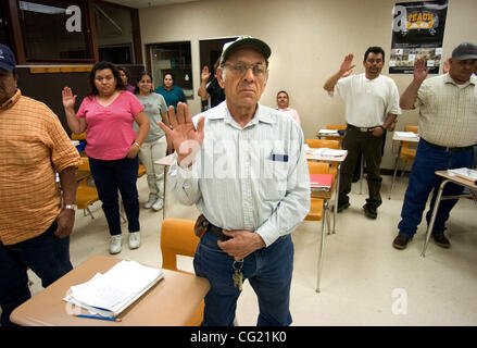 LEDE : Eligio Ortiz, centre, et d'autres immigrants latinos la pratique le processus d'être assermenté comme citoyens américains au cours d'une classe citoyenneté mardi 13 mars 2007 à Williams, en Californie, un comté de la ville. Dans les problèmes de Colusa, comme la mauvaise qualité de l'eau, ont incité les immigrants à s'efforcer fo Banque D'Images