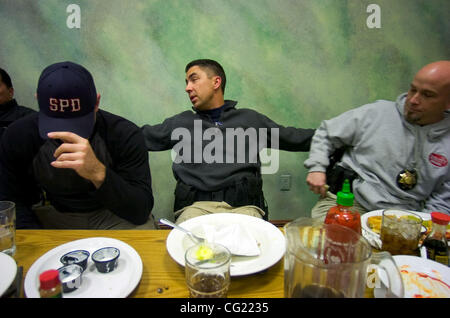 Deuxième : Sacramento Police officer Chris Baptista, centre, s'engage dans la discussion après le dîner avec les autres membres de l'équipe de l'intervention de libération conditionnelle du ministère le mardi 16 janvier, 2007. Le groupe élite d ville flics et California Department of Corrections des agents de libération conditionnelle à la fois aider les libérés conditionnels à intégrer ba Banque D'Images