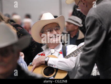 Troisième OU JUMP - Kenneth Ervin (cq, de Fair Oaks, centre) et Cleatus Smith (cq, de Placerville, droite) de Old Time Fiddlers visitez dans l'auditoire lors d'une jam session scène ouverte à Orangevale Grange Hall, 11 février 2007. Sacrmento/ abeille bas Florence Banque D'Images