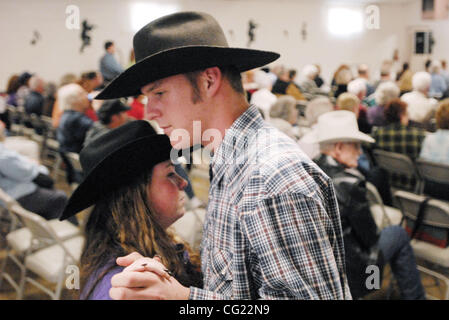 LEDE - Sarah Hursey (cq, de Wheatland), 15 ans, et Justin Pierce (cq, de Wheatland, 15), de la danse à la musique de Old Time Fiddlers lors d'une jam session scène ouverte à Orangevale Grange Hall, 11 février 2007. Sacrmento/ abeille bas Florence Banque D'Images