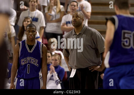 Capitol Christian couguars entraîneur Bill Nelson culmine à l'horloge dans le 4e trimestre avant de perdre au Modesto Christian croisés en Vendredi soir Les garçons de la Section V Section CAF jeu final entre Capitol Christian et Modesto Christian au Arco Arena de Sacramento, en Californie. Modesto Christian défaite Banque D'Images