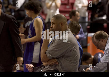 Une réflexion chrétienne Capitol couguars entraîneur Bill Nelson à la suite de sa perte pour les équipes les croisés en Vendredi soir Les garçons de la Section V Section CAF jeu final entre Capitol Christian et Modesto Christian au Arco Arena de Sacramento, en Californie. Modesto Christian défait Capitol Christian pour les 5e Banque D'Images